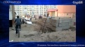 Глаз народа. Автомобиль провалился в яму между домами.