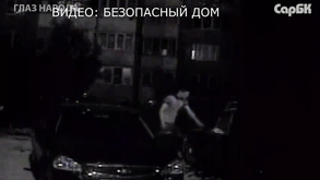 Во дворе дома вор снял аккумулятор с автомобиля